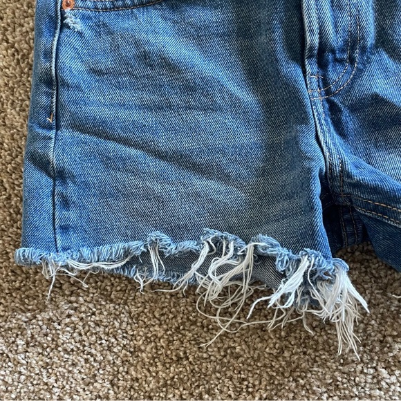 Zara Denim Shorts Women’s 0 Blue Medium Wash Distressed Cut off Raw Frayed Hem - Picture 6 of 14